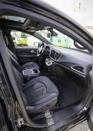 Chrysler Pacifica cena 104700 przebieg: 197000, rok produkcji 2018 z Białystok małe 497